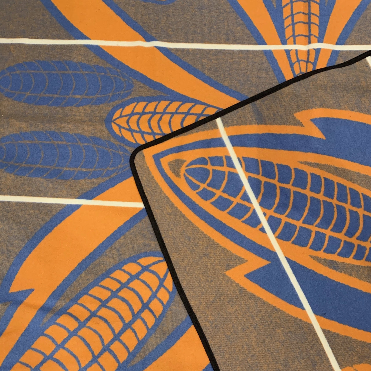 Seanamarena poone, orange and blue, black panther